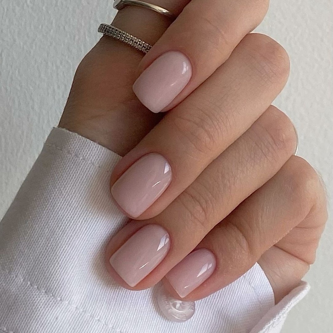 nude New Year manicure