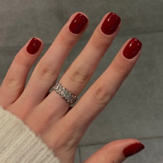 red manicure