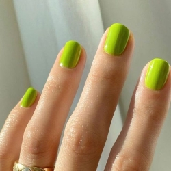 маникюр оттенок brat green