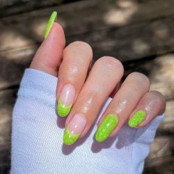 трендовый маникюр brat green