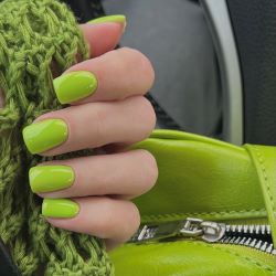 зеленый маникюр 2025 brat green