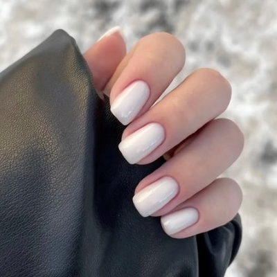 маникюр  pantone цвет прозрачный белый