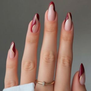 маникюр красный с золотом