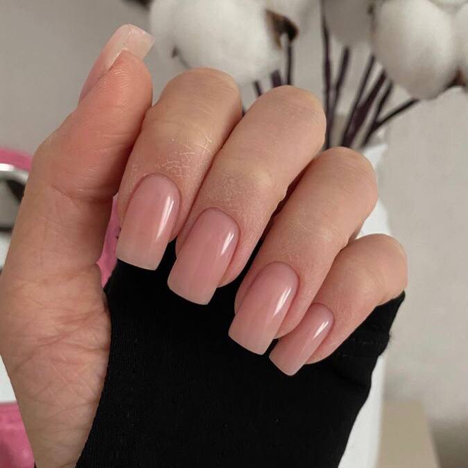 Популярный молочный маникюр