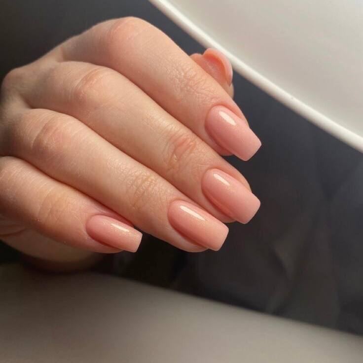 Современный нюдовый маникюр