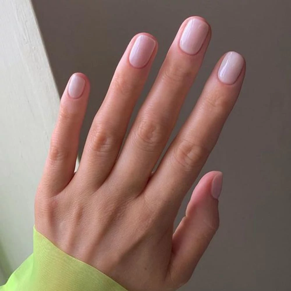 Нежно-розовый маникюр (минимализм)