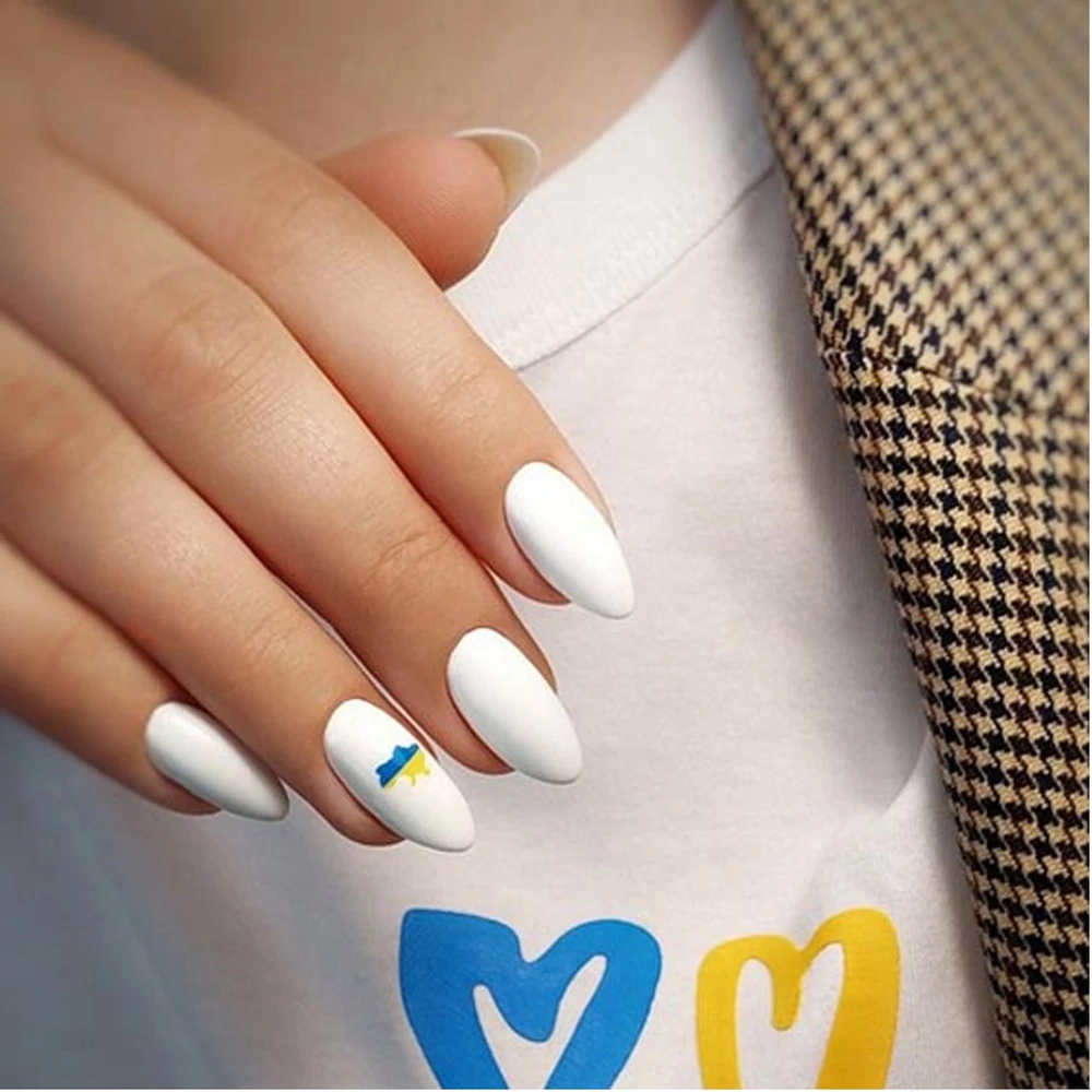 Маникюр в украинском стиле (белый дизайн)