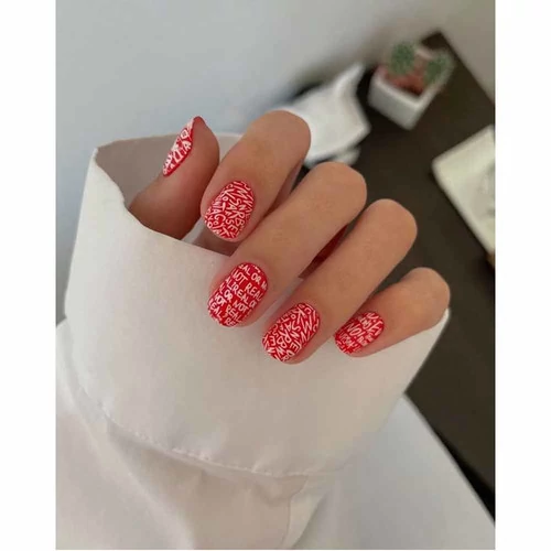 Красный маникюр на короткие ногти(с надписями)
